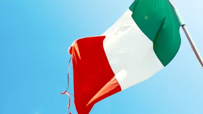 Bandiera italiana che sventola in cielo azzurro